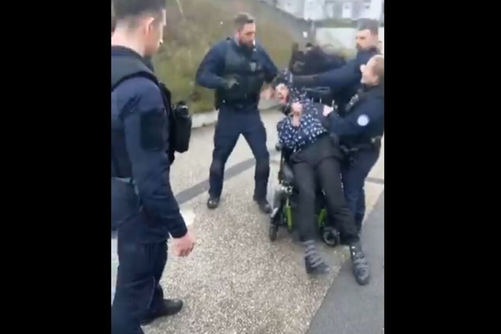 Ein gefilmter Polizist, der einen behinderten Mann in einem Bezirk von Clermont-Ferrand schlägt