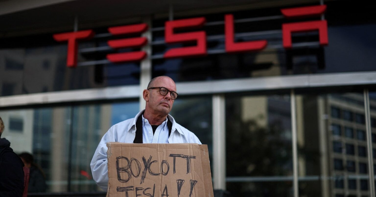 Dutzende protestieren im Tesla Showroom in Portugal vor wahrscheinlichen Schnappwahlen