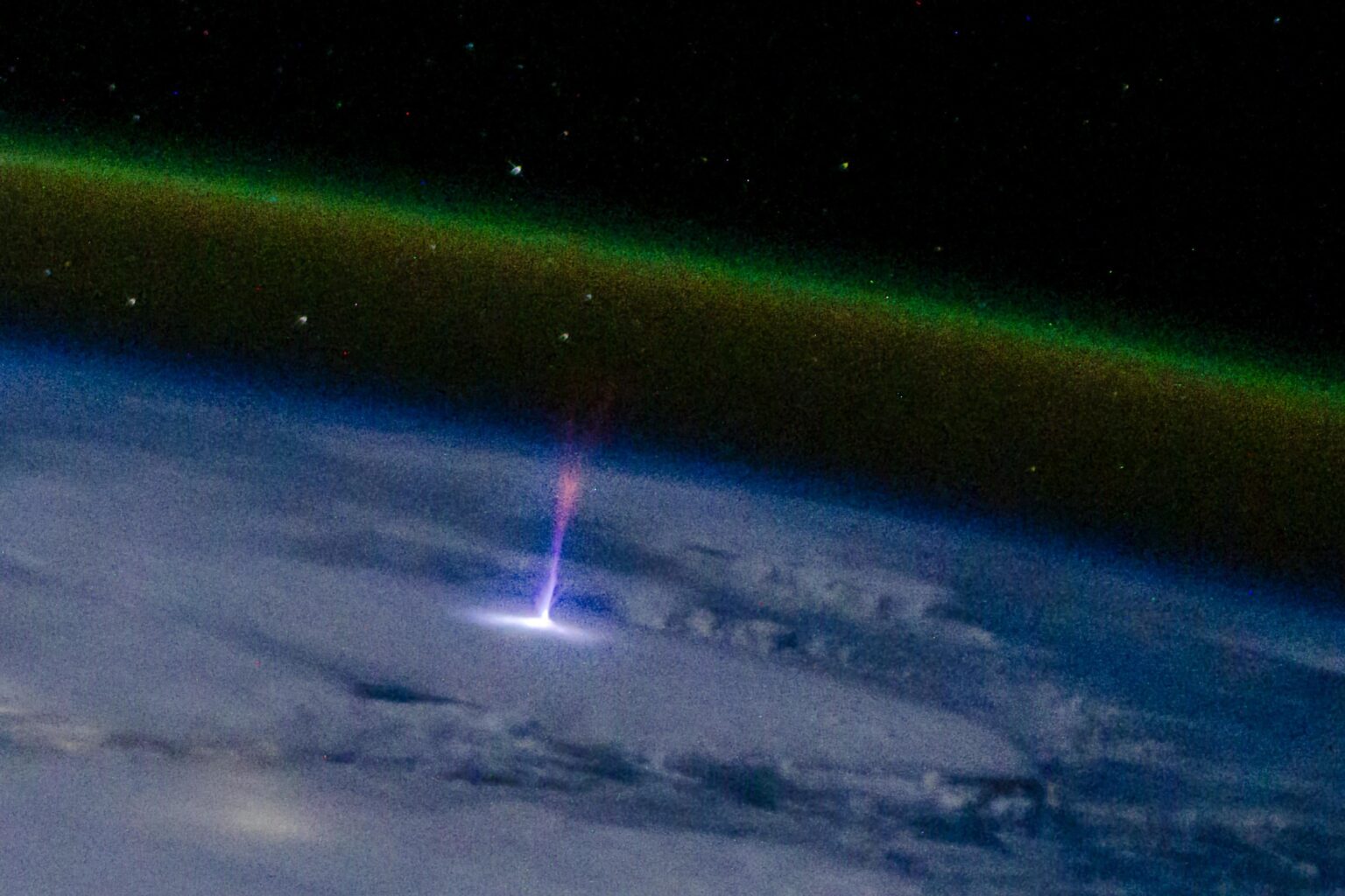 Blauer Jet-Sprite aus ISS, Details in Kommentaren.