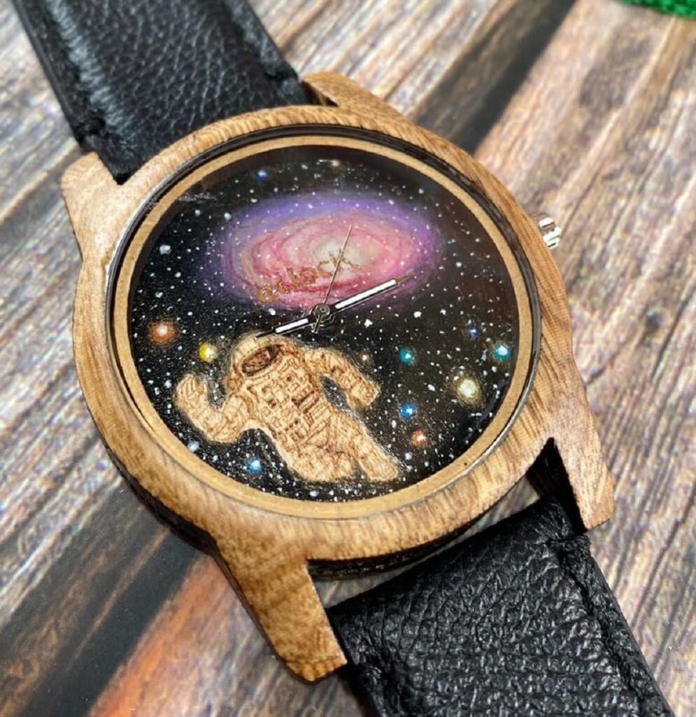 Ich machte das Uhrenblatt basierend auf der Andromeda -Galaxie (Pyrographie und gemischten Techniken auf Ahornholz).