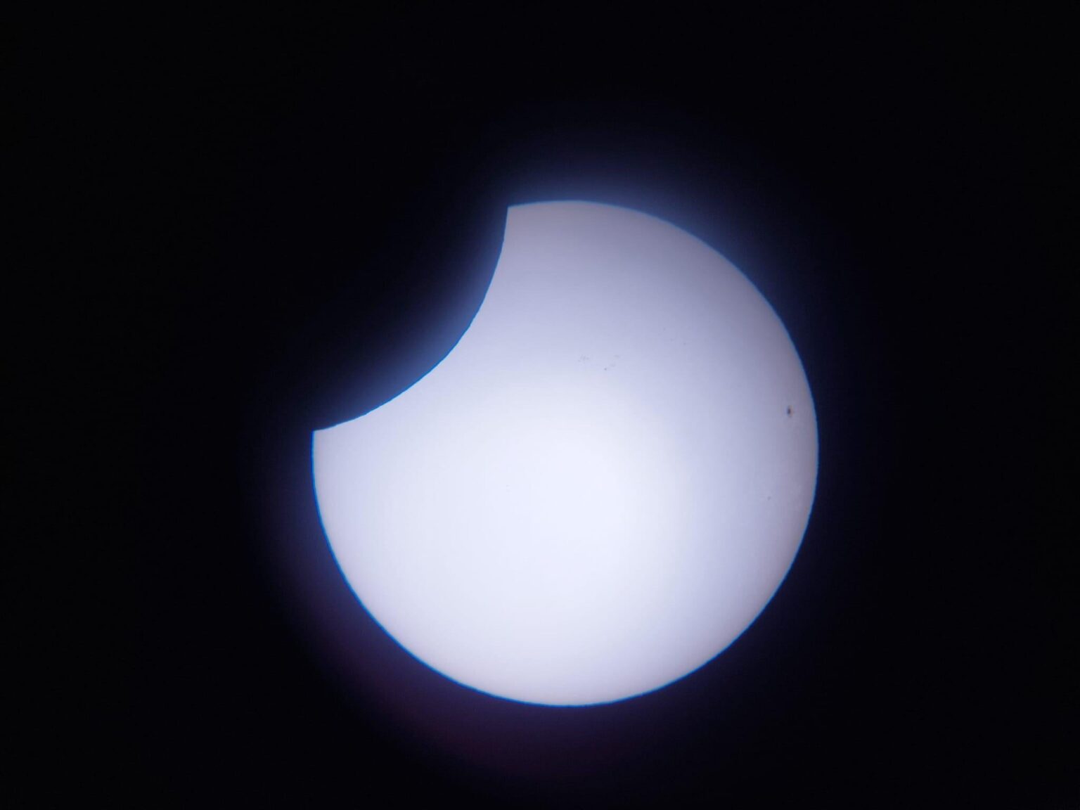 Sonnenfinsternis von 29/3 Gourvillette (Frankreich) mit einem Skywatcher -Teleskop und Solarfilter