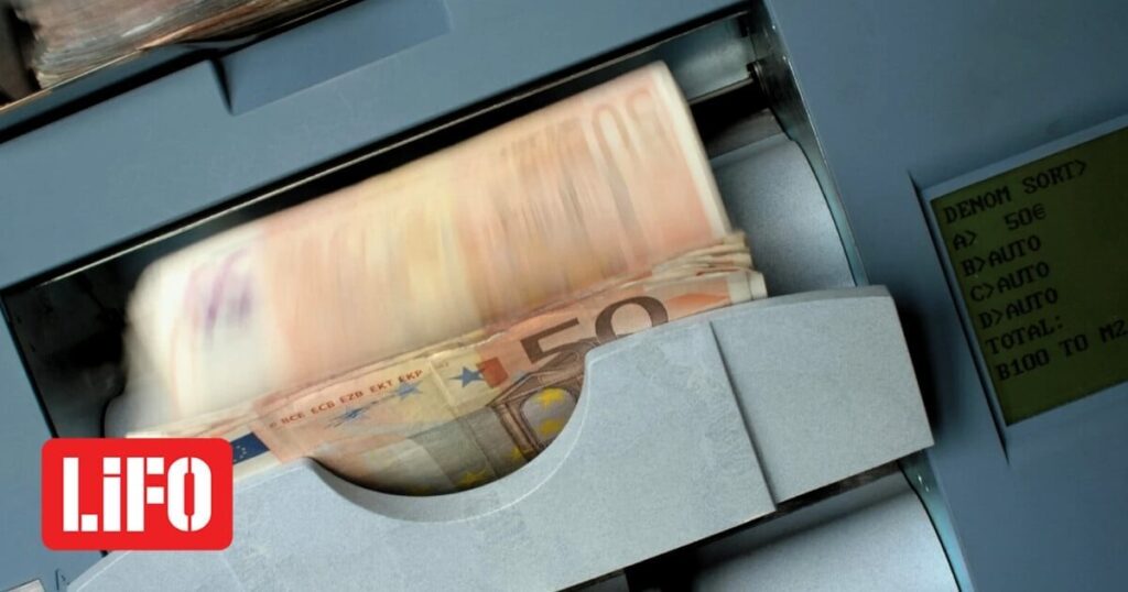 Turm: Blockiert an Geldautomaten und Dutzende von Anleihen mit 50 Euro -Banknoten gezogen
