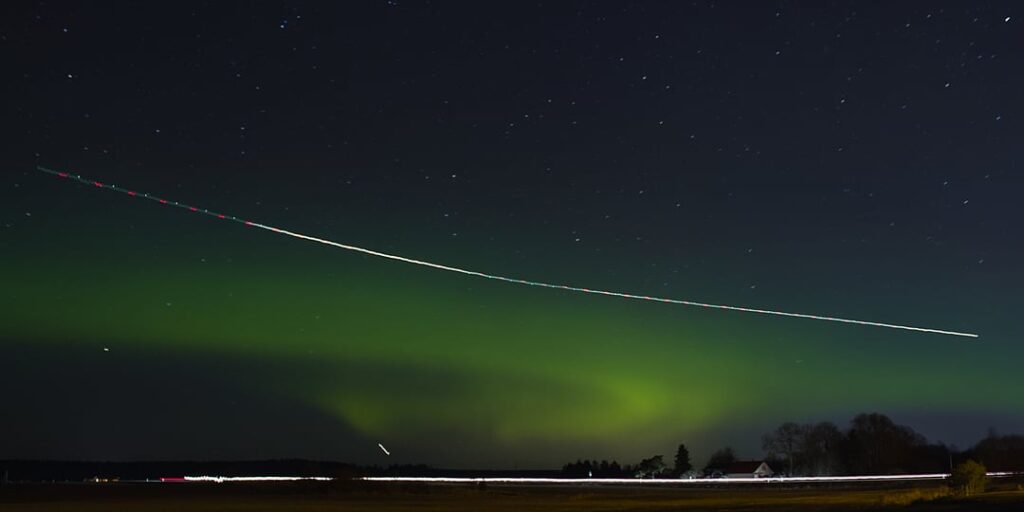 Nordlichter, Flugzeuge und Autos.