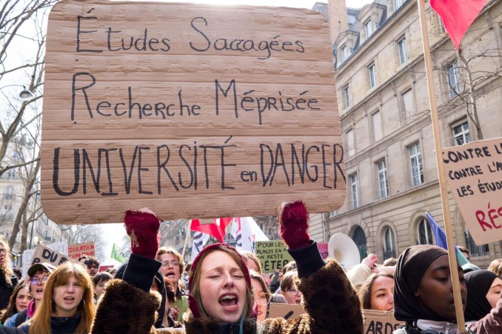 In der Sorbonne „haben wir nicht mehr die Mittel, um unsere öffentlichen Universitätsmissionen durchzuführen.“ In der Sorbonne "haben wir nicht mehr die Mittel, um unsere öffentlichen Universitätsmissionen durchzuführen."