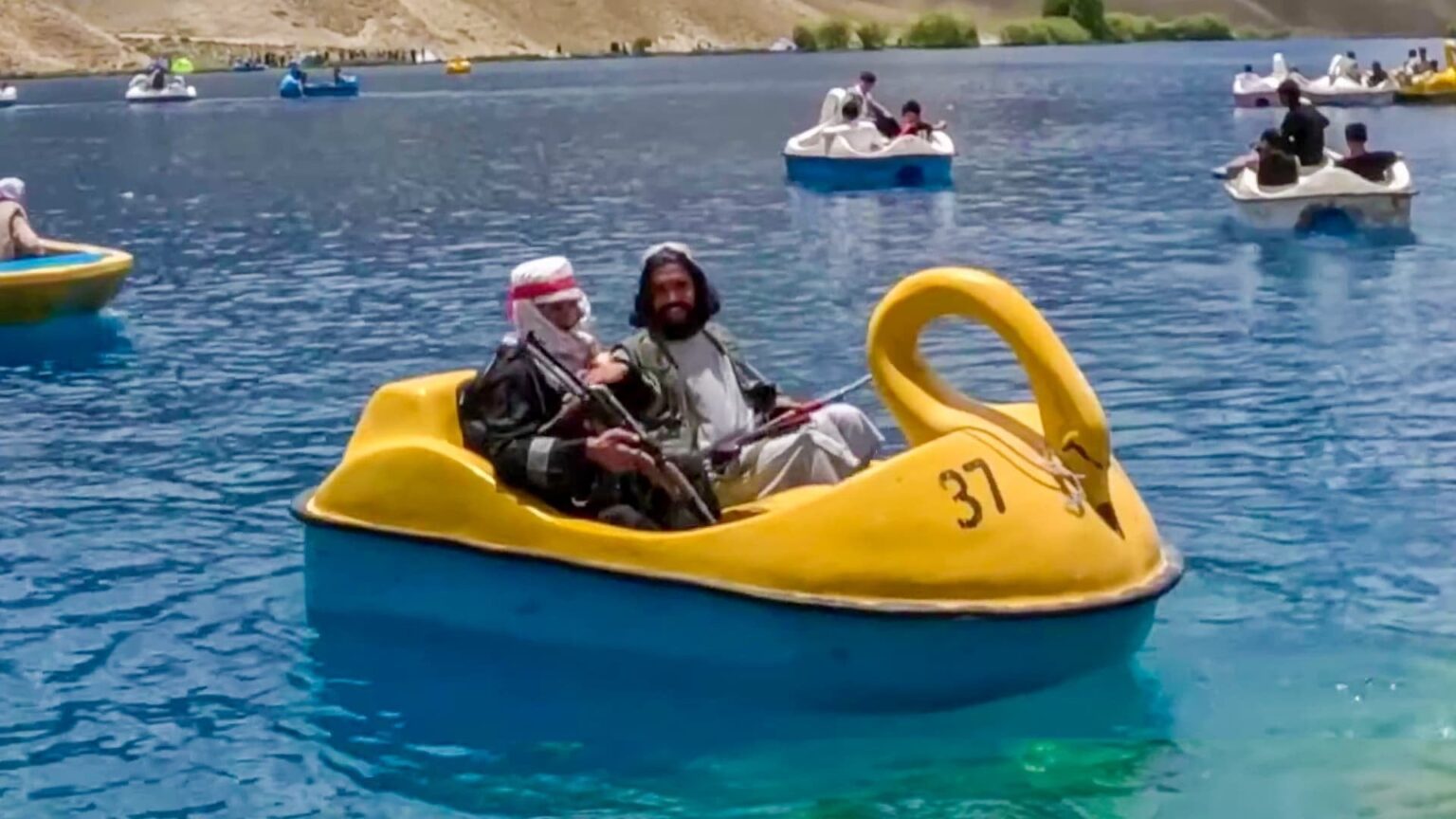 Selfies, Pedalboote und AK-47: Wenn die YouTubers ihre Feiertage mit den Taliban filmen Selfies, Pedalboote und AK-47: Wenn die YouTubers ihre Feiertage mit den Taliban filmen