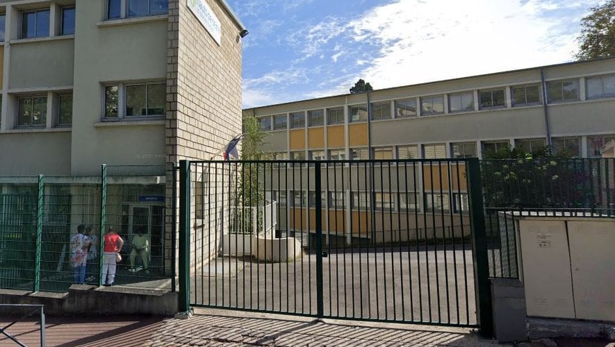 Gewalttätiger Angriff einer Lehrerin: 13 -jährige Jugendliche beleidigen sie und versuchen Sie, sie zu erwürgen, ermutigt von anderen Schülern