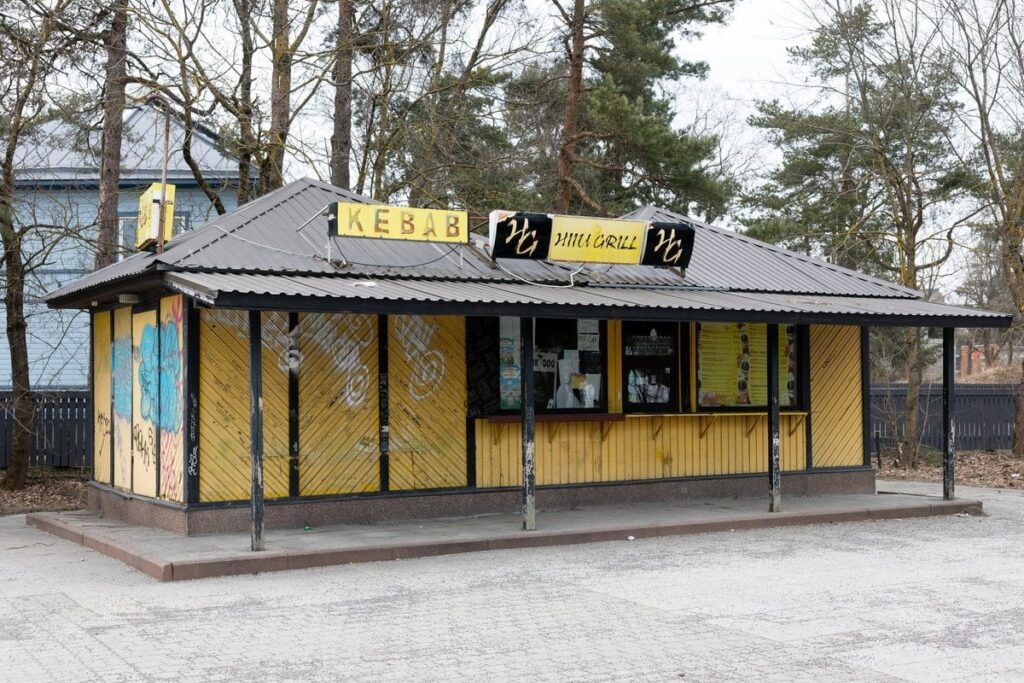 Umgebende Wände und Leere - Viele der geliebten Hiiu -Grill haben unter vielen seine Türen geschlossen.
