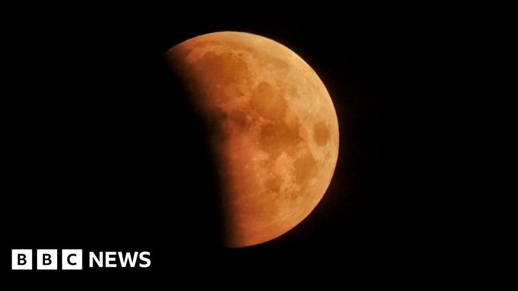 Mondfinsternis: Blutmond in ganz Großbritannien vor dem Morgengrauen abgebildet
