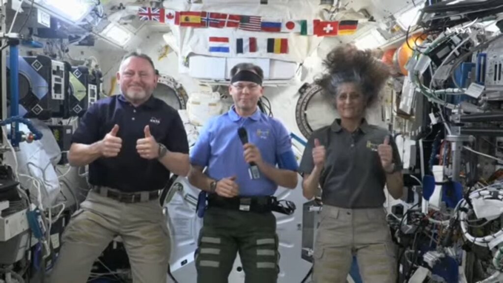 „Von meinem Standpunkt aus spielt die Politik überhaupt nicht darauf.“ „Stuck“ NASA-Astronauten auf ISS, die auf irdische Politik gegrillt sind "Von meinem Standpunkt aus spielt die Politik überhaupt nicht darauf." "Stuck" NASA-Astronauten auf ISS, die auf irdische Politik gegrillt sind