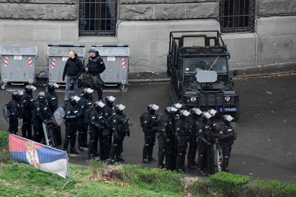 In Serbien treibt die Verwendung einer Kanone zu seinem Gegensatz die Demonstranten Wut an In Serbien treibt die Verwendung einer Kanone zu seinem Gegensatz die Demonstranten Wut an