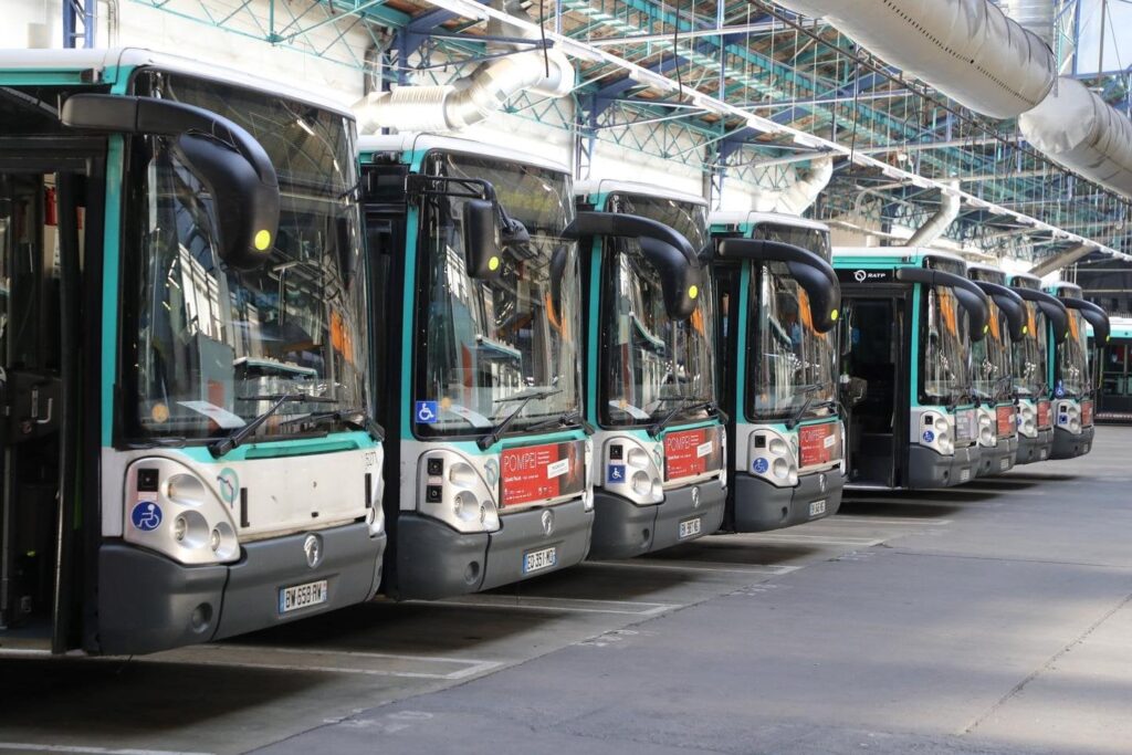 Die RATP verliert den Betrieb von 37 Busleitungen in Paris und in einer kleinen Krone zugunsten von zwei neuen Teilnehmern, einschließlich eines italienischen Betreibers Die RATP verliert den Betrieb von 37 Busleitungen in Paris und in einer kleinen Krone zugunsten von zwei neuen Teilnehmern, einschließlich eines italienischen Betreibers