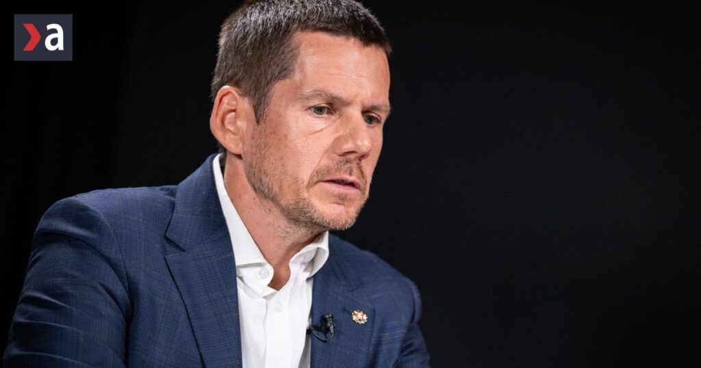 Der frühere Polizeipräsident Štefan Hamran betritt die SAS -Partei