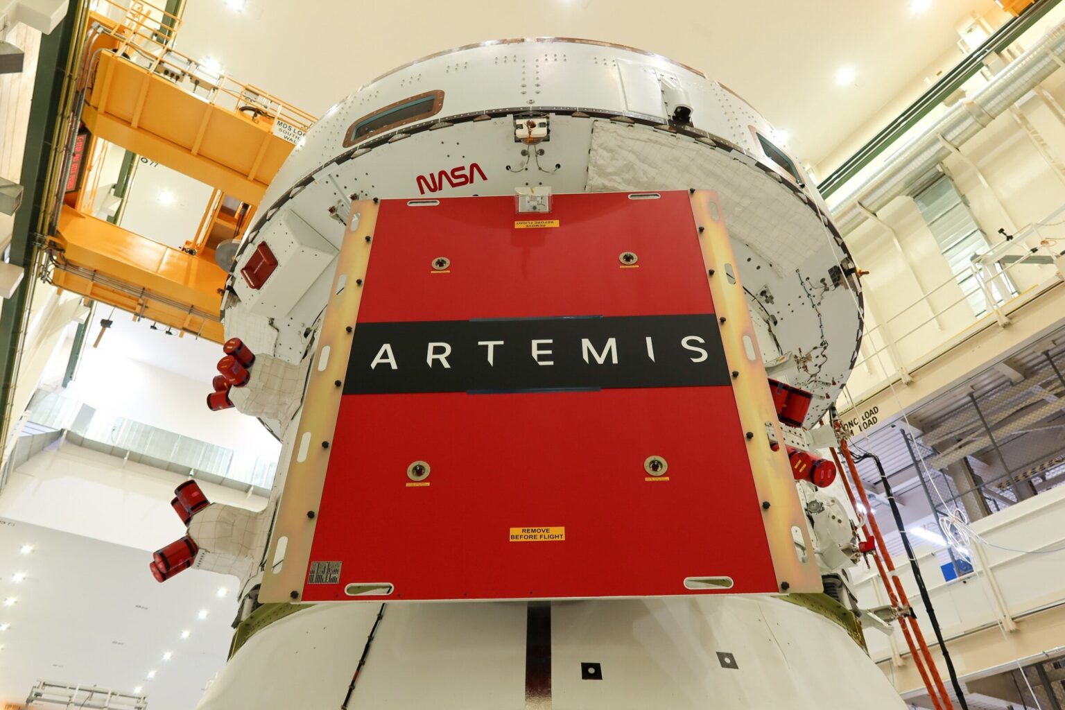Ingenieure installieren Orion Solar Array Wings für Artemis II