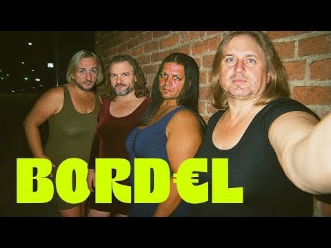Ein solches Video, das es zum Lachen und gleichzeitig zum Lachen bringt. (Ai legit)