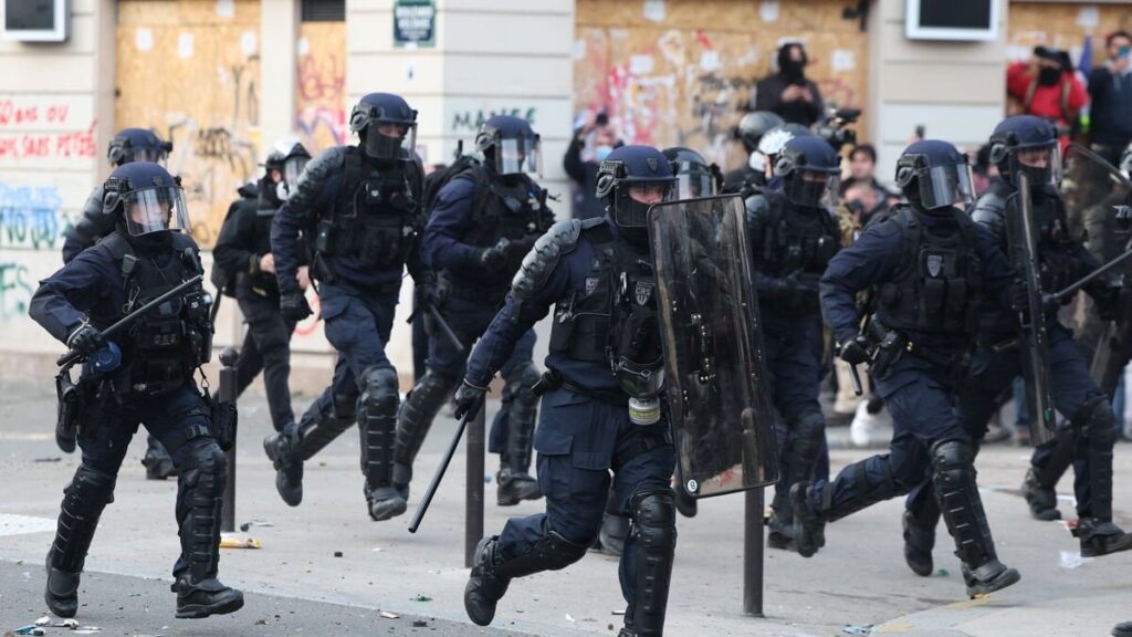 Paris: Journalist Clément Lanot getroffen von einem Polizisten während der Demonstration gegen das extreme Recht Paris: Journalist Clément Lanot getroffen von einem Polizisten während der Demonstration gegen das extreme Recht