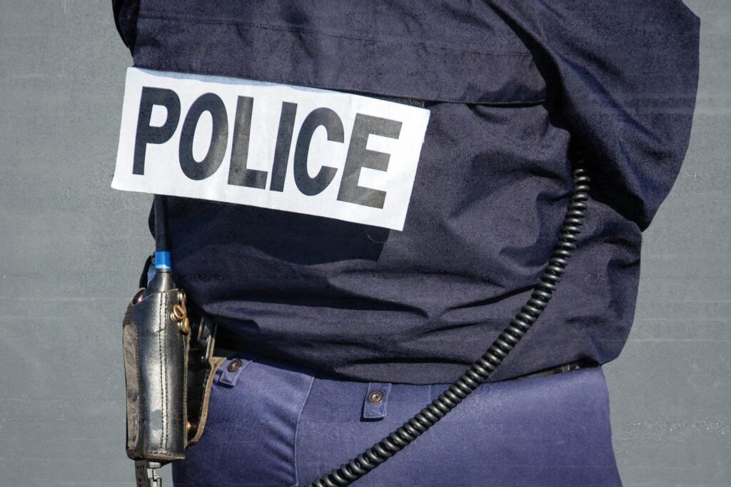 Ein 17 -jähriger Teenager, der am Ausgang einer High School in Essonne zu Tode gestochen wurde; Sechs Verdächtige verhaftet Ein 17 -jähriger Teenager, der am Ausgang einer High School in Essonne zu Tode gestochen wurde; Sechs Verdächtige verhaftet