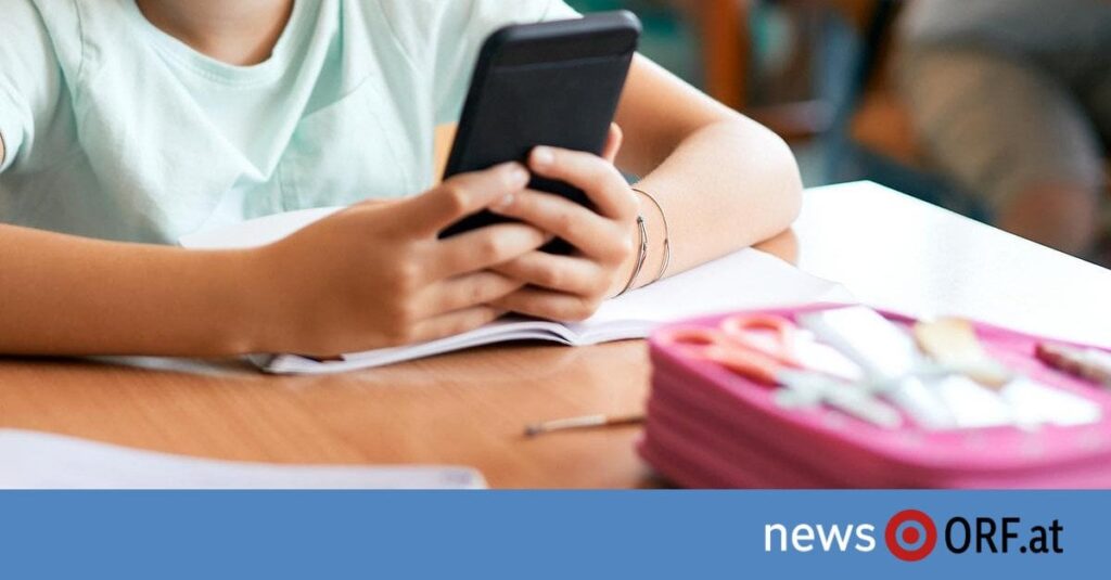 Wiederkehr: Handyverbot bis zur achten Schulstufe