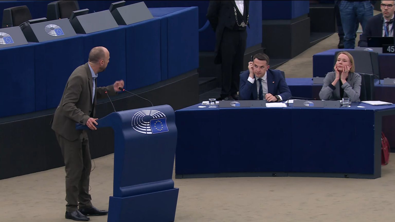 Das Europäische Parlament, 11. März 2025: Während einer Debatte über die humanitäre Situation in Gaza erscheint ein MEP (Marc Bodenga), dem Präsidenten des Rates der EU -Minister (Adam Szlapka)
