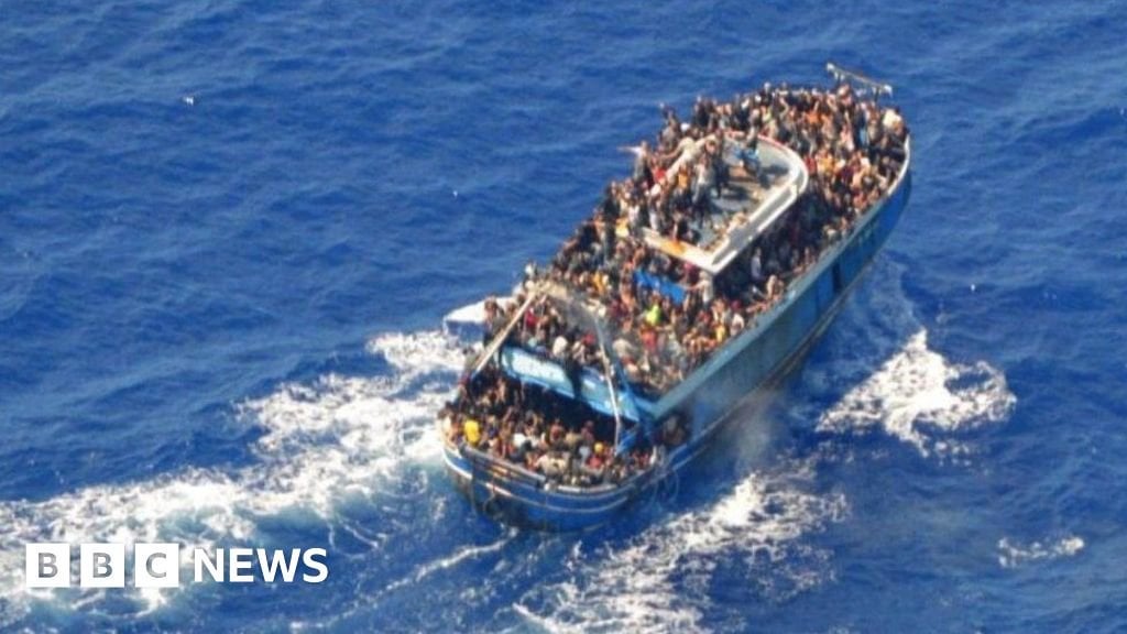 Durchgesickerte Aufnahmen fordern griechische Bericht über tödliches Schiffswrack heraus [ Greek rescue coordination centre is heard instructing the captain of the migrant boat to tell an approaching ship that those onboard do not want to reach Greece. ]