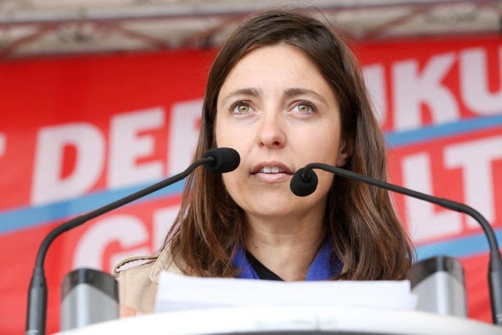 Macrons Rede über die Verteidigung "installiert die Idee, dass wir unsere sozialen Rechte kürzen müssen", sagt Sophie Binet