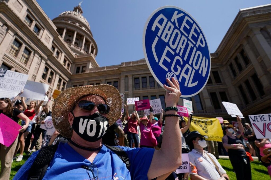In Texas, eine Hebamme, die wegen "illegaler Praxis der Abtreibung" angeklagt ist, eine Premiere im Kontext der restriktiven Gesetze dieses Staates
