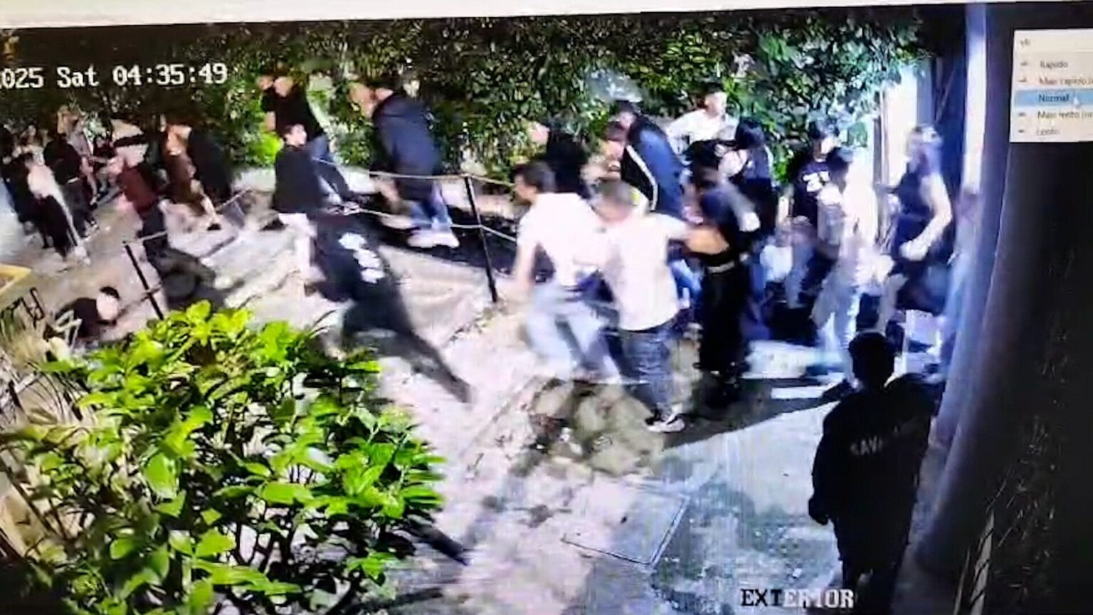 Der Moment, in dem eine Gruppe junger Menschen die Mauern zerstörte und Bar an die Bar gestohlen hat