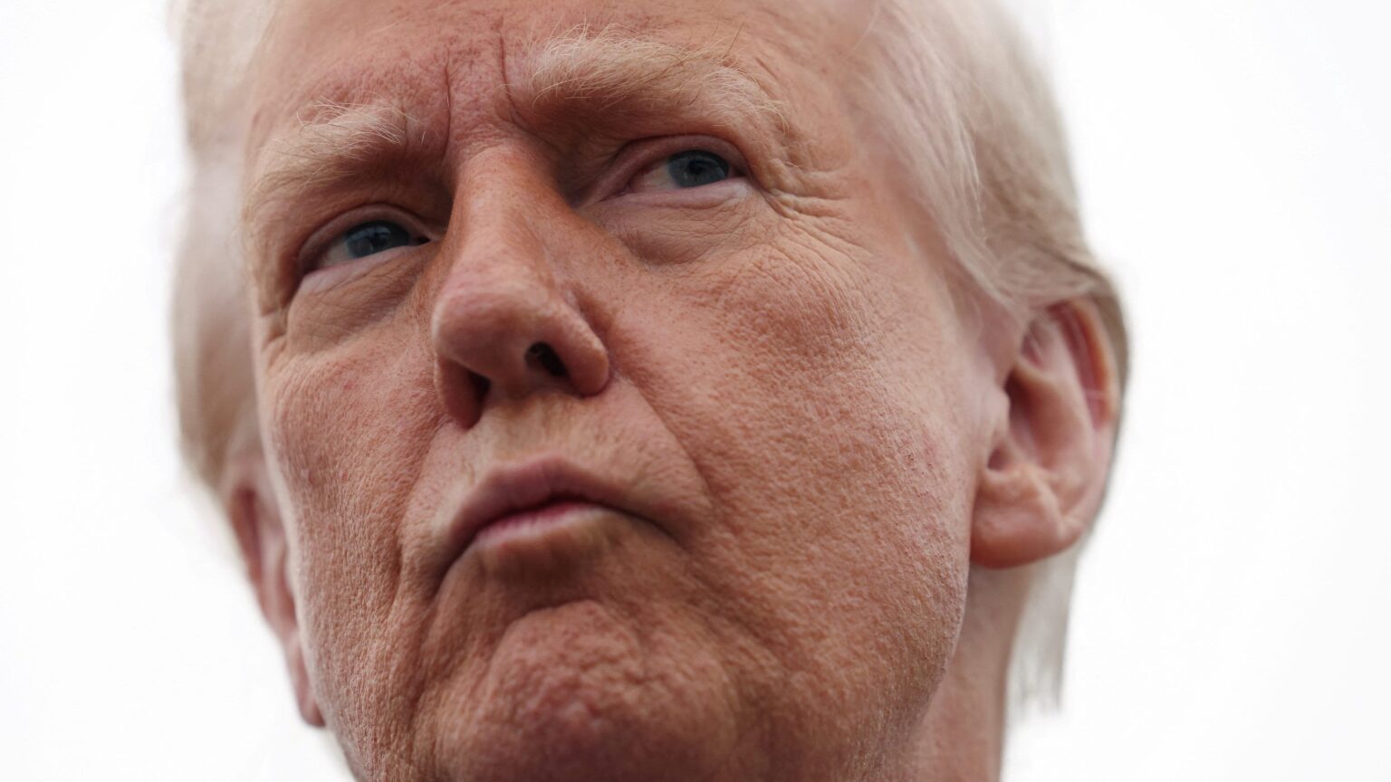 Trump schlägt Voice of America mit Executive Order, die Mitarbeiter in Urlaub setzen