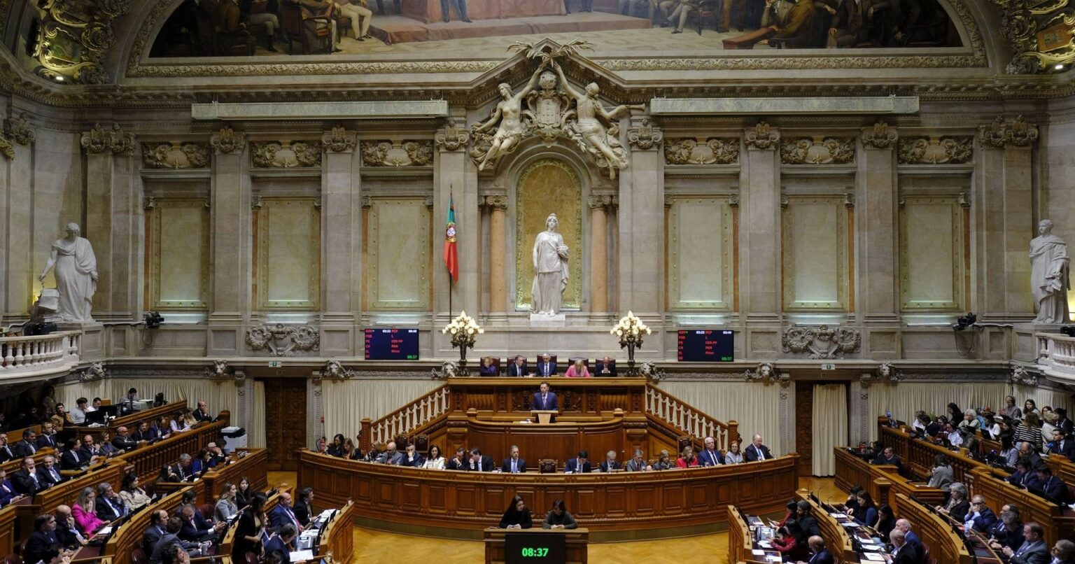 Montenegro zur "suspendierten Sitzung" zur Verfügung, wenn Pedro Nuno Fragen sagt, die er hat