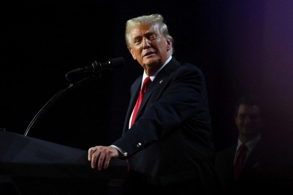 Bin ich der einzige, der denkt, dass Trump das erreicht, was Berlusconi vor 20 Jahren in Italien getan hat? Kontrolle über die Medien, den Umgang mit Kriegsverbrechern, die sie als Freunde behandeln, ein Land in seine eigene Katastrophe verantwortlich machen, die Einwanderer, arme Menschen beschuldigen