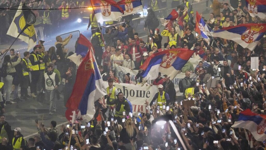 Zehntausende protestieren in Belgrad gegen die Regierung von Präsident Vucic | Euronews