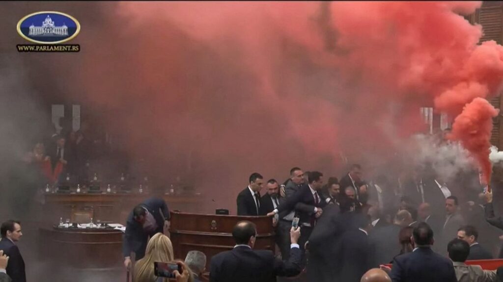VIDEO. In Serbien stellt die Opposition leichte aufschlussreiche Raketen und Tränengas im Parlament ab VIDEO. In Serbien stellt die Opposition leichte aufschlussreiche Raketen und Tränengas im Parlament ab