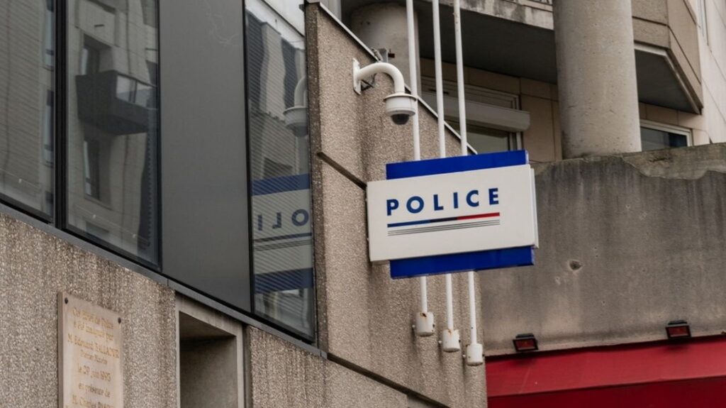 „Bestimmte Zielgruppen begegnen wichtige Schwierigkeiten beim Zugang zu einem hochwertigen Empfang“ in Polizeistationen und Gendarmerie, wie aus einem Bericht des Verteidigers der Rechte hervorgeht "Bestimmte Zielgruppen begegnen wichtige Schwierigkeiten beim Zugang zu einem hochwertigen Empfang" in Polizeistationen und Gendarmerie, wie aus einem Bericht des Verteidigers der Rechte hervorgeht