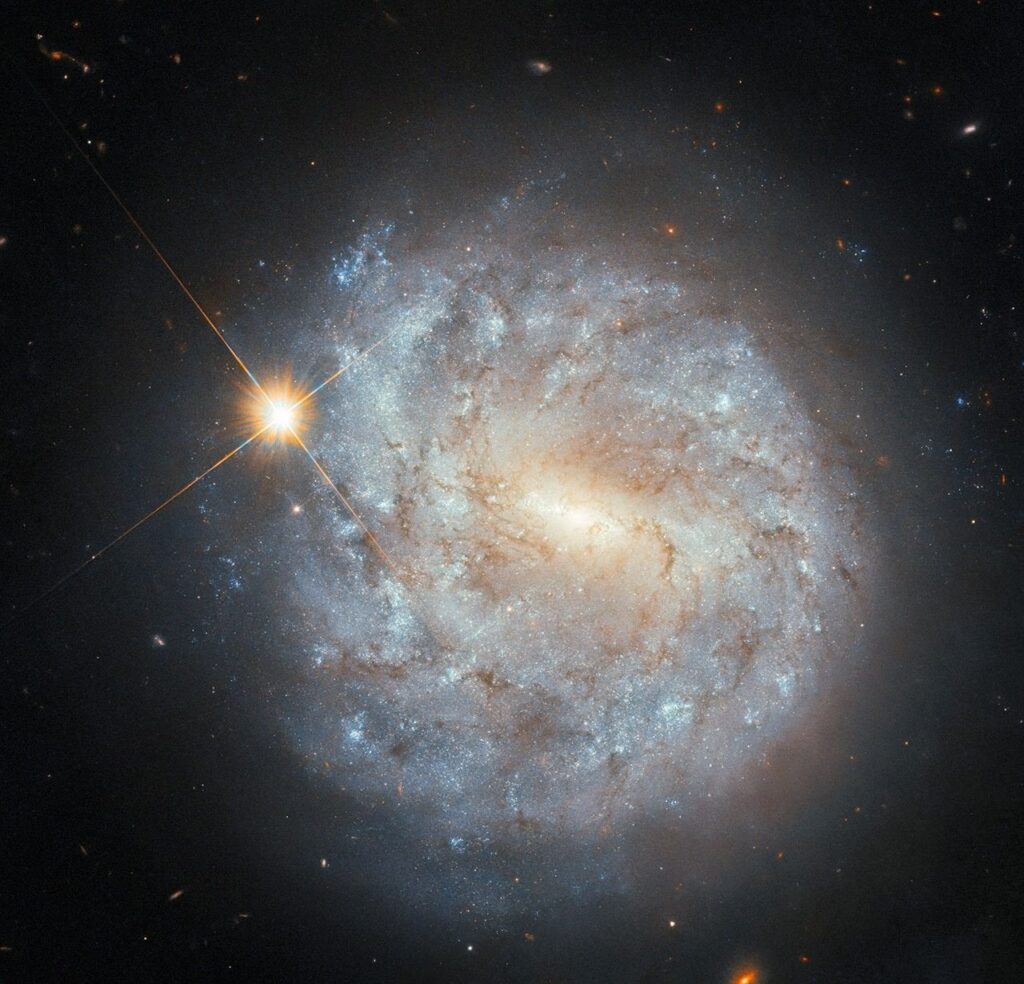 Hubble sieht eine Spirale und einen Stern.