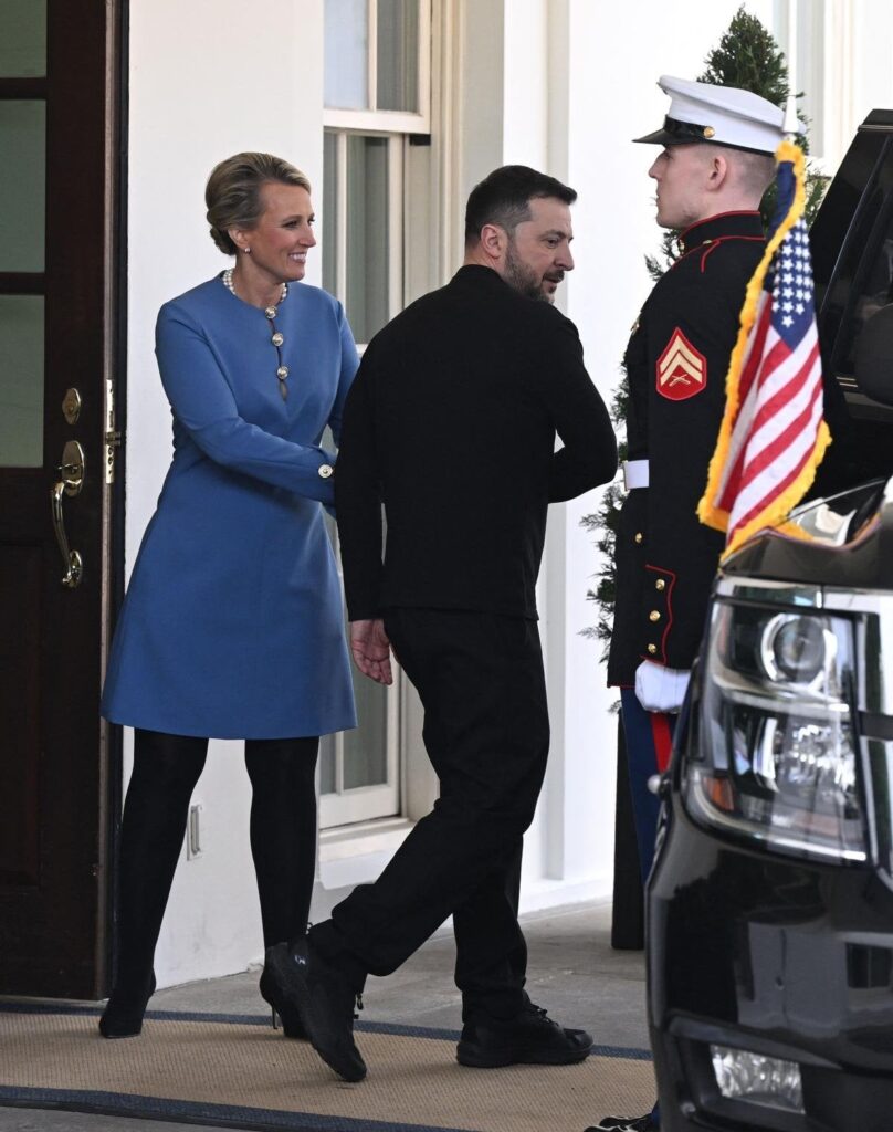 Trump – Zelensky Auseinandersetzung: Washington übt Druck auf den ukrainischen Präsidenten aus, was auf die Abreise seines Postens schlägt Trump - Zelensky Auseinandersetzung: Washington übt Druck auf den ukrainischen Präsidenten aus, was auf die Abreise seines Postens schlägt