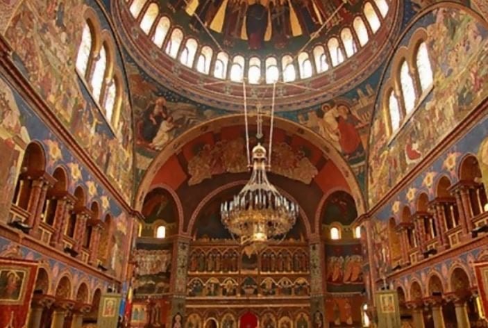 Panik in einer Athener Kirche: Ein Mann betrat nackte und schreit Slogans in die Grüße.