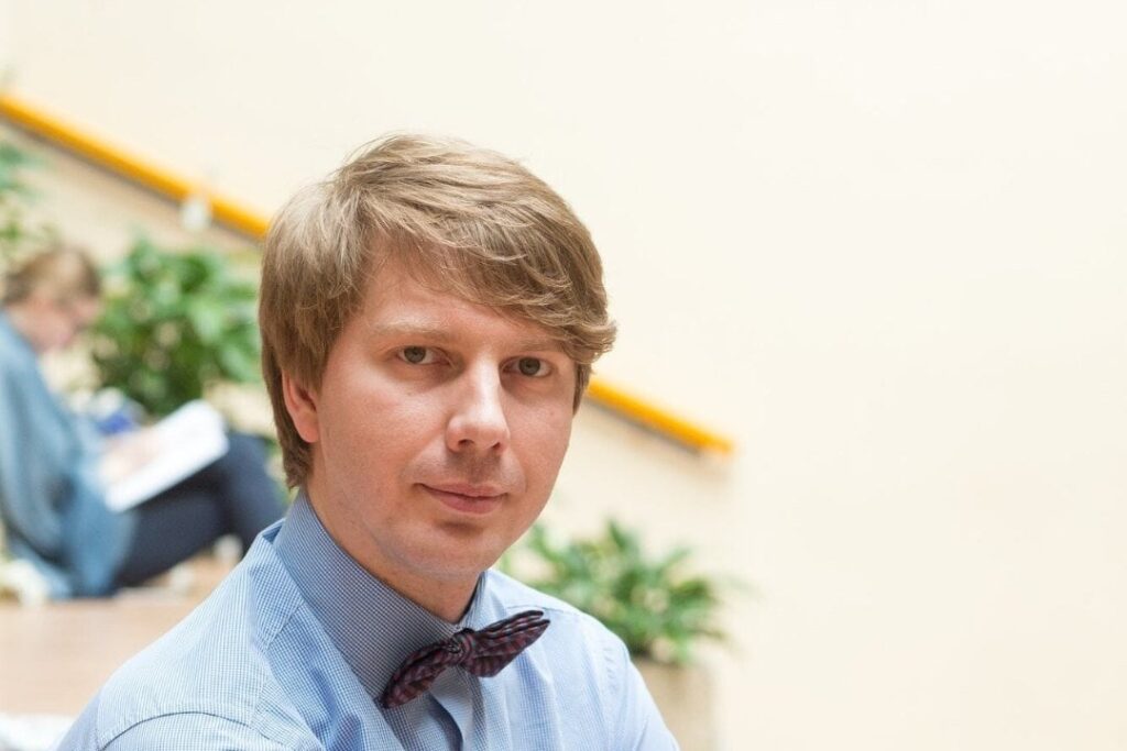 Penis Bild! Ein Lehrer, der von einer echten Schule ausgelöst wurde, schickte ein Bild von einem Bild der Genitalien an einen Minderjährigen