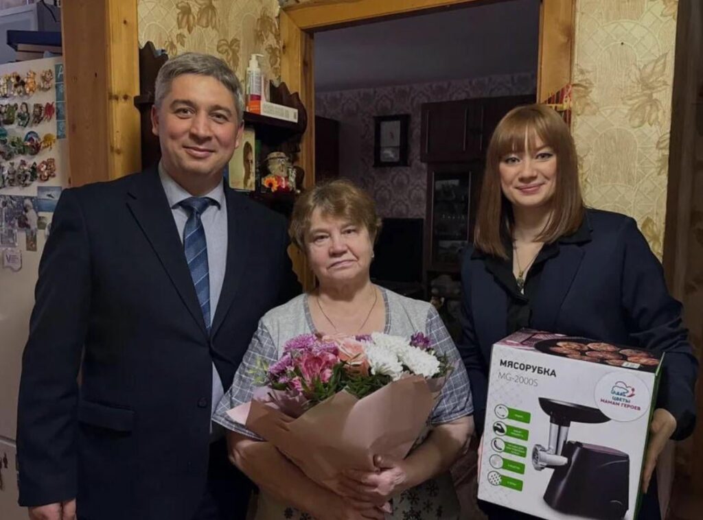 Die russische Mutter des toten Soldaten erhielt Fleischverarbeiter als Geschenk der örtlichen Behörden