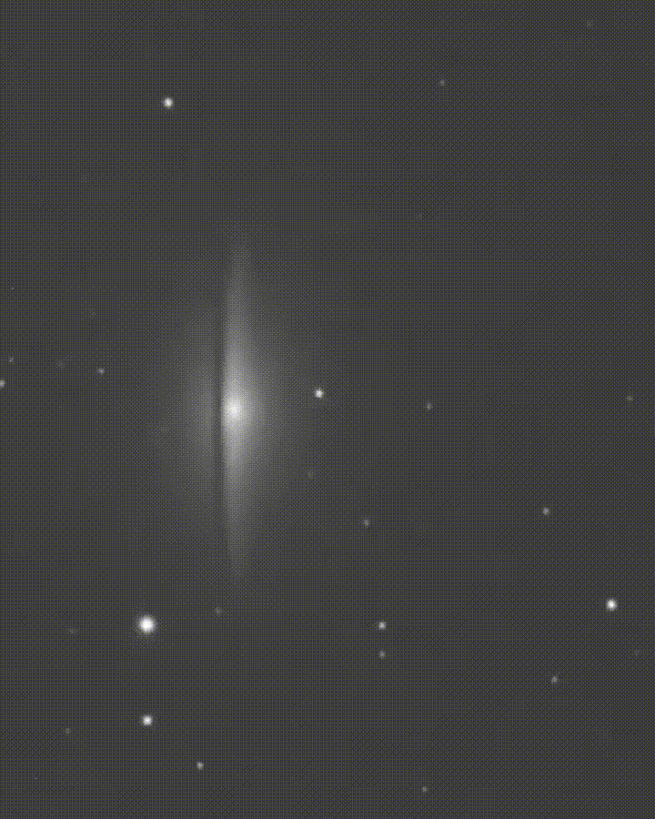 8 km breites Asteroid '1810 Epimetheus', während die Sombrero Galaxy 📸 Ollie Aplin abgebildet ist