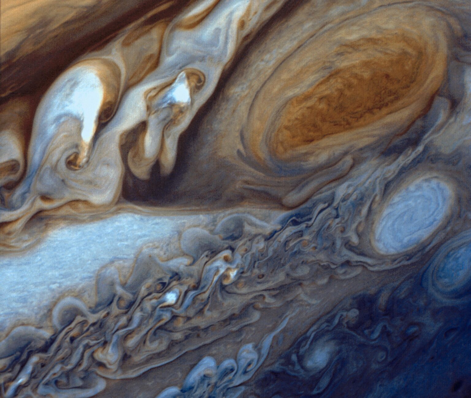 Jupiters Wolken mit dem großen roten Fleck, wie Voyager 1 im März 1979 abgebildet.