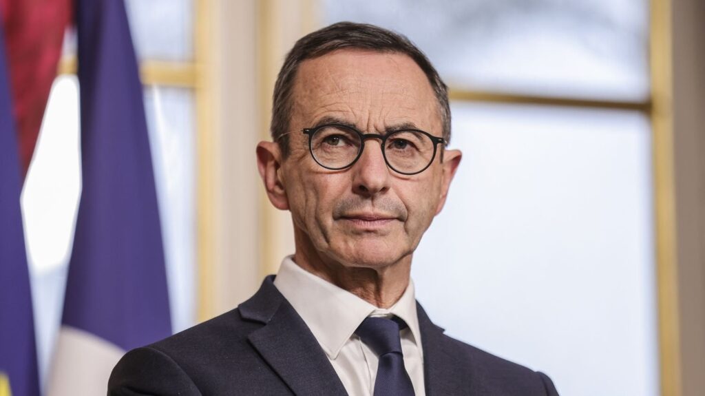 Spannungen zwischen Algier und Paris: Bruno Retailleau wird die Vereinbarung aussetzen, die es den Inhabern algerischer diplomatischer Pässe ermöglicht, ohne Visum nach Frankreich zu kommen