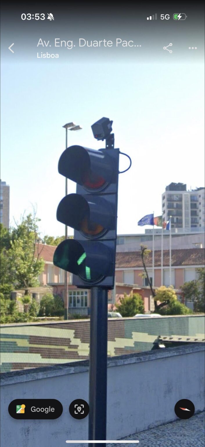 Weiß jemand, was das in der Ampeln in Lissabon ist?