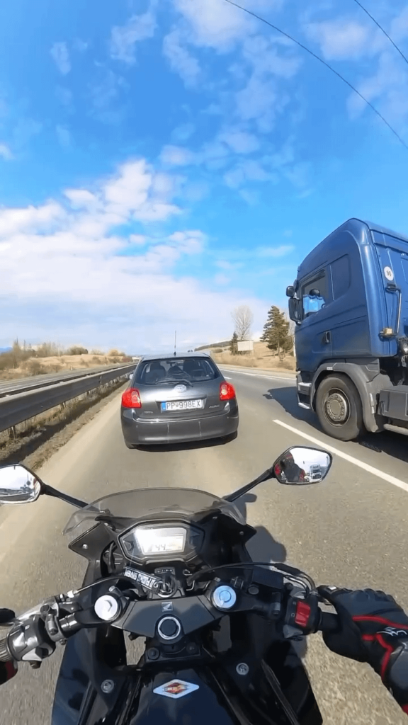 Links Lane Hogger Gets Instant Karma (haben Sie Geschichten von SK -Straßen?