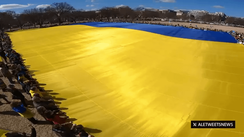 Die größte ukrainische Flagge der Welt wurde vor dem Weißen Haus platziert, selbst die estnische Flagge ist vertreten.