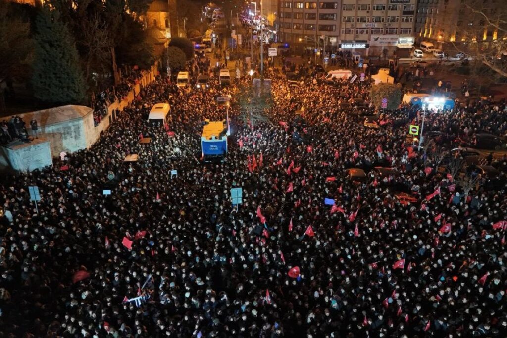 Türkei: Die pro -kurdische Demokratische Dem -Partei bei der Kundgebung für Imamoglou – „Als die Arbeiter- und demokratischen Streitkräfte von Constantinople treffen wir uns am Samstag, dem 29. März, um 12:00 Uhr bei der Maltpe Rallye. Wir verteidigen Demokratie und den Willen des Volkes» Türkei: Die pro -kurdische Demokratische Dem -Partei bei der Kundgebung für Imamoglou - "Als die Arbeiter- und demokratischen Streitkräfte von Constantinople treffen wir uns am Samstag, dem 29. März, um 12:00 Uhr bei der Maltpe Rallye. Wir verteidigen Demokratie und den Willen des Volkes»