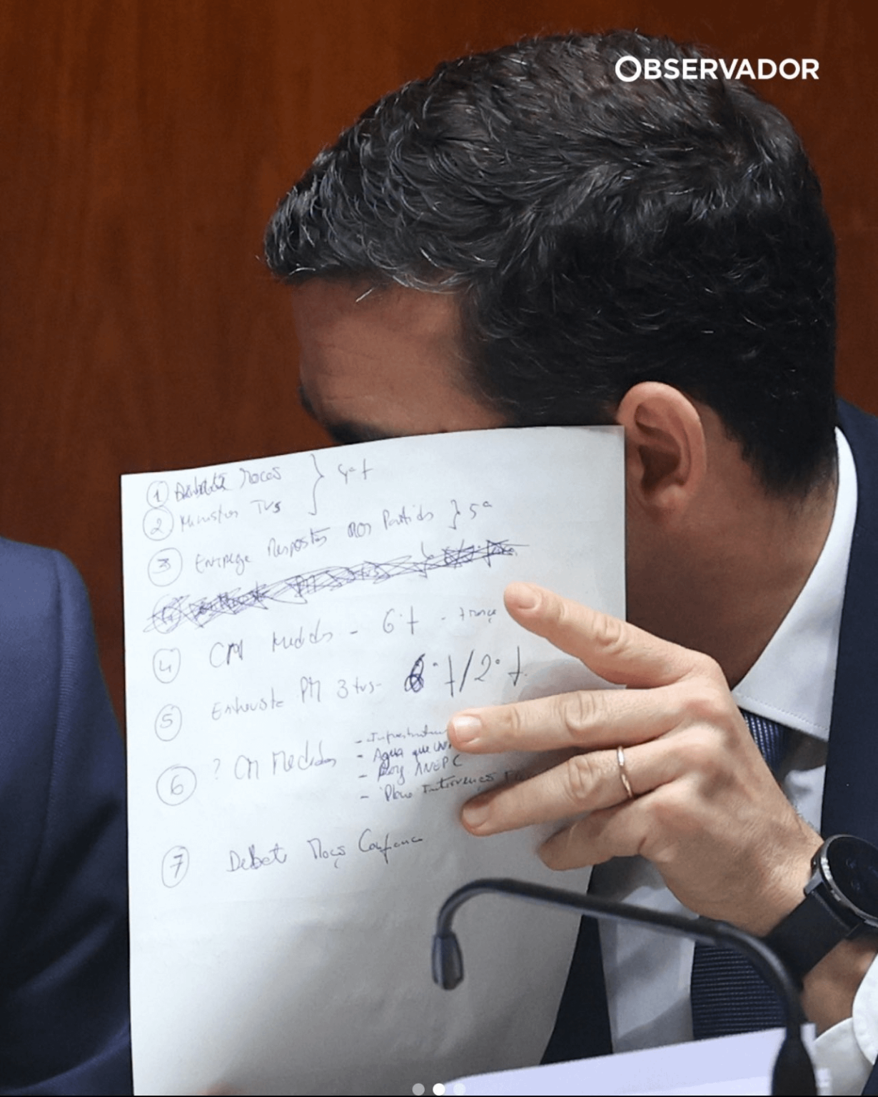 Beobachterfotografien Notizen von Minister Leitão Amaro mit der Strategie der Regierung für die politische Krise