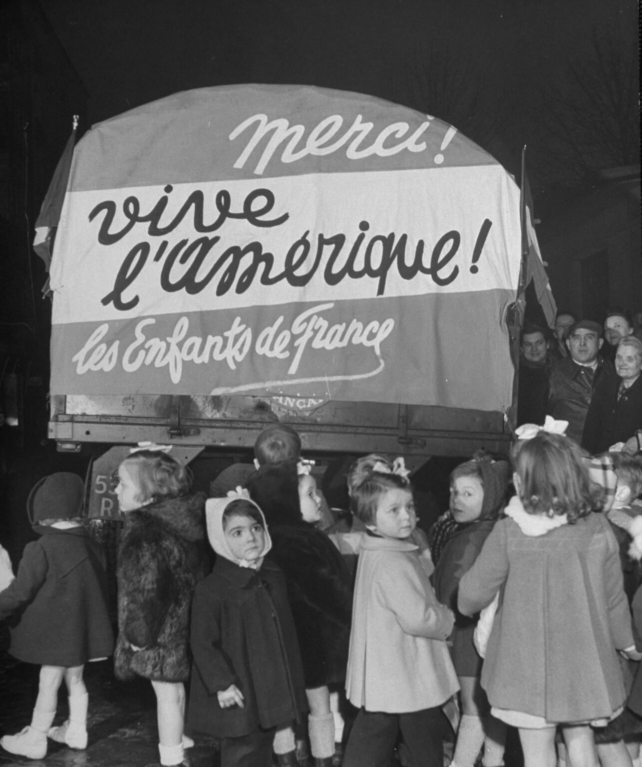 Kinder, die in Le, die auf die Verteilung von Lebensmittelpaketen warten, die von amerikanischen Familien zubereitet und vom „Friendship Train“ -Sboot im Rahmen des Marshall -Plans von 1947 geschickt wurden. Kinder, die in Le, die auf die Verteilung von Lebensmittelpaketen warten, die von amerikanischen Familien zubereitet und vom "Friendship Train" -Sboot im Rahmen des Marshall -Plans von 1947 geschickt wurden.