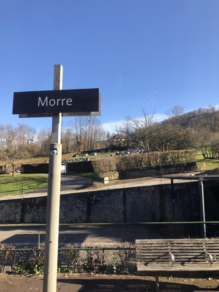 Aus dem Zug in Morre (25) sehen wir ... den Friedhof!
