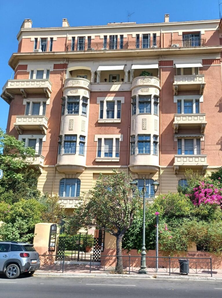 Wohngebäude der Zwischenkriegszeit in Athen, die vom Architekten Costas Kitsiki entworfen wurde