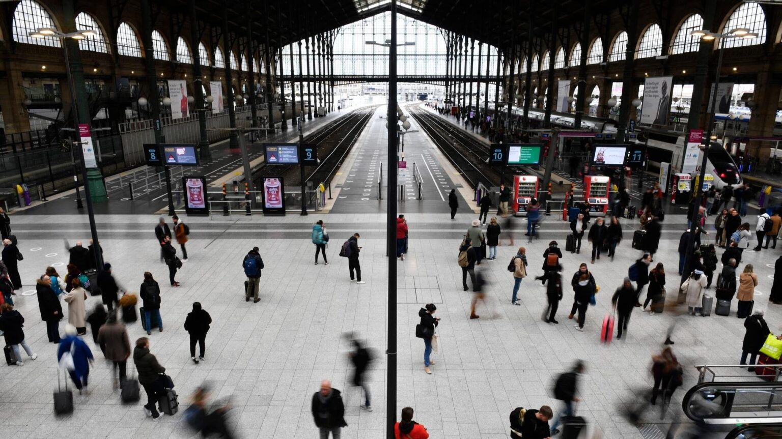 Eine Bombe des Zweiten Weltkriegs fand Gare du Nord in Paris, den völlig unterbrochenen Verkehr Eine Bombe des Zweiten Weltkriegs fand Gare du Nord in Paris, den völlig unterbrochenen Verkehr