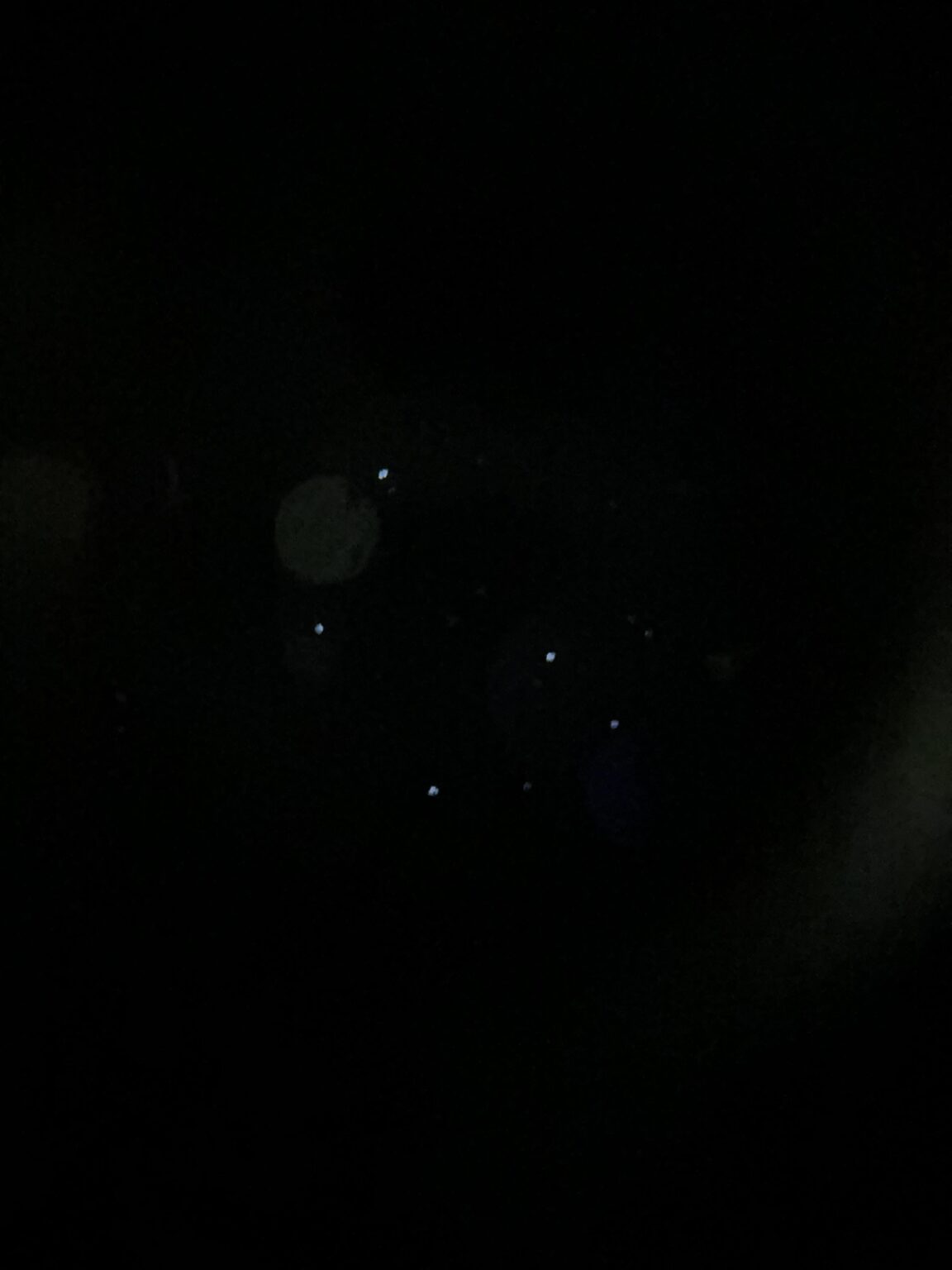 Ein Foto von Plejaden (glaube ich). Wirklich aufregender Fund für mich! Celestron Astromaster 130.